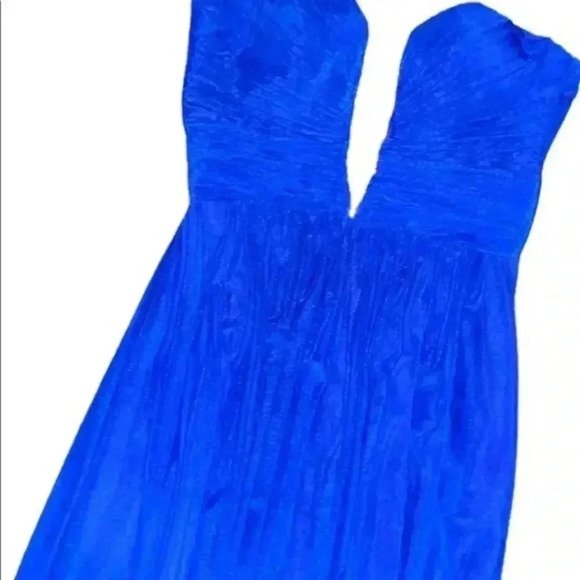 Formal Gown with Bedazzled Neck. . - Picture 2 of 8